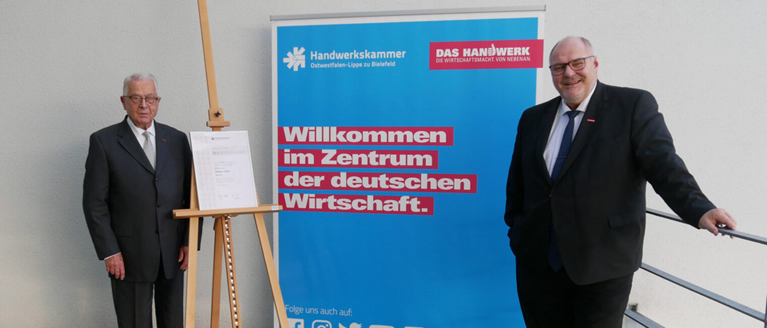 (v.l.) Jubilar Hubert Turri und Kammerpräsident Peter Eul (v.l.) Jubilar Hubert Turri und Kammerpräsident Peter Eul