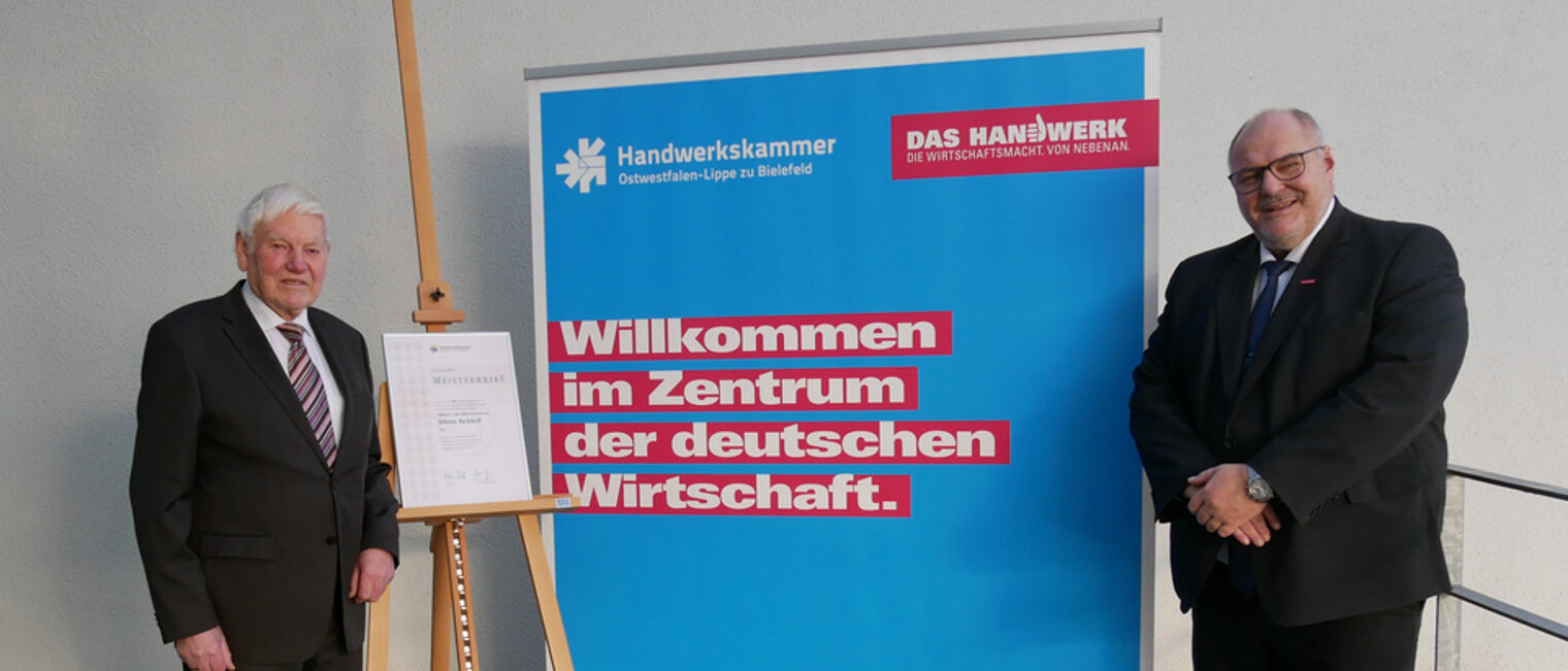 (v.l.) Jubilar Hans Beckhoff und Peter Eul, Präsident der Handwerkskammer OWL 