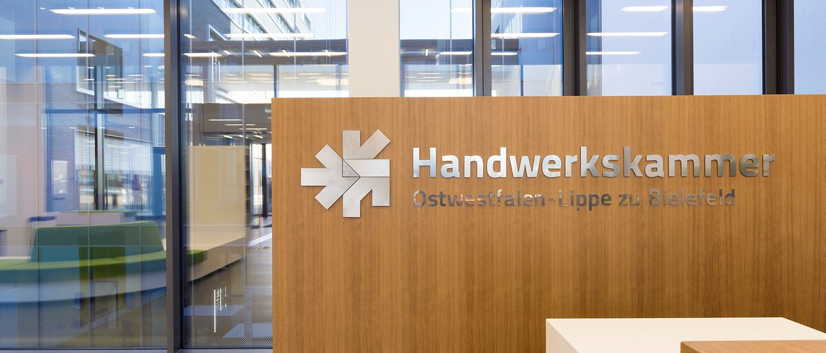 Empfang Holzwand Foyer frontal