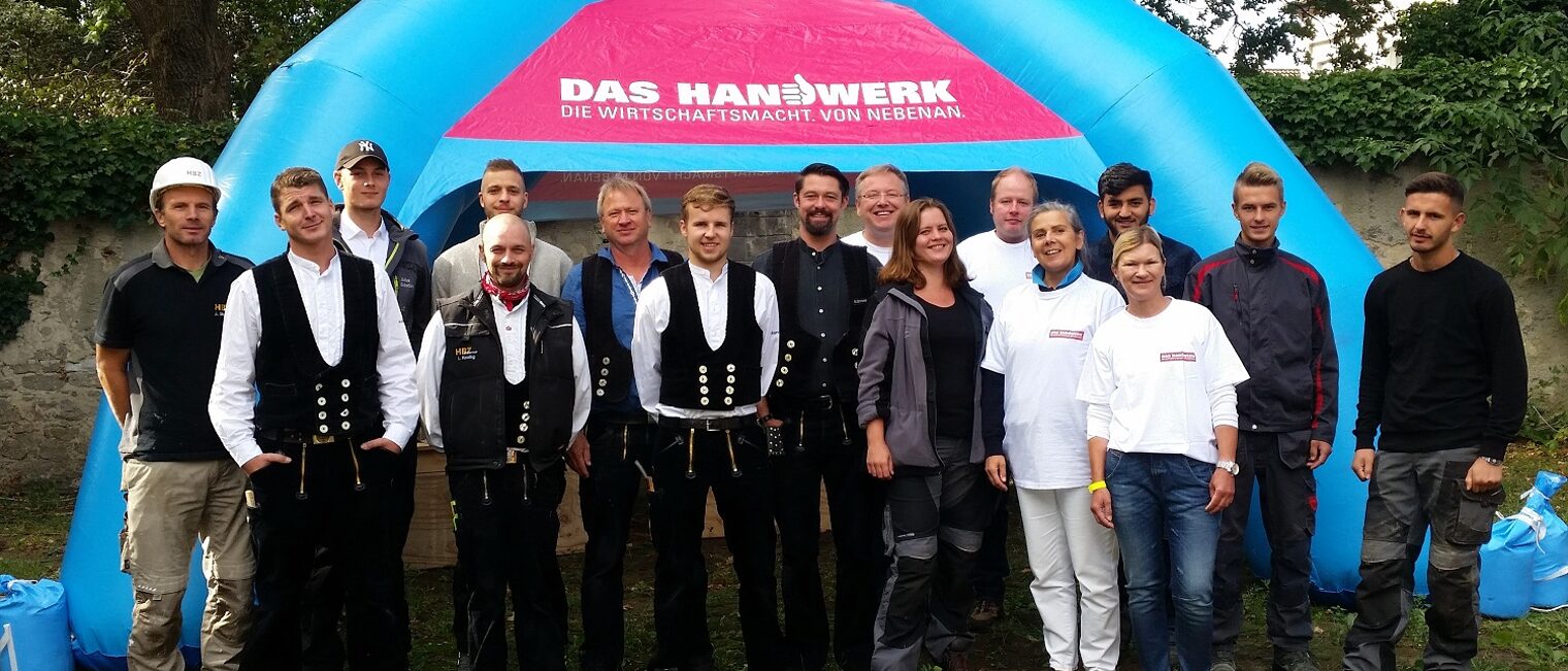 Gruppenbild vor Handwerk Zeltspinne