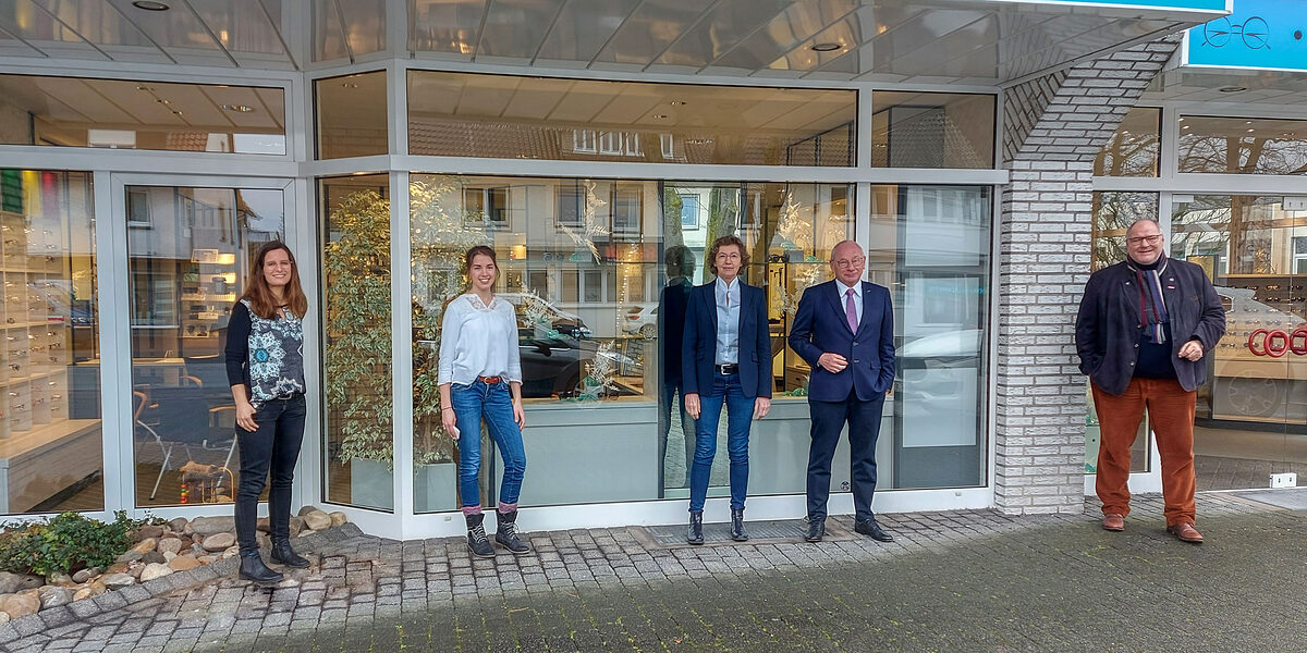 (v.l.) Inhaberin Kerstin Westhoff, Siegerin Marie Kahlert, Inge und Dieter Großewinkelmann und Peter Eul, Präsident der Handwerkskammer OWL