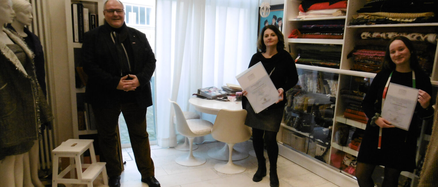 (v.l.) Präsident Peter Eul, Schneidermeisterin Tanja Rieth, Rieth Couture, und die Gesellin Ruth Reinke 