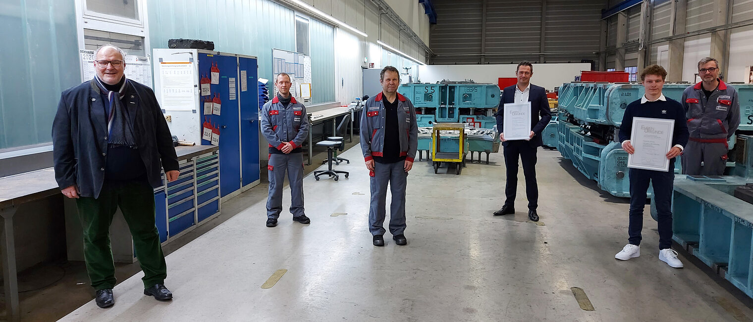 (v.l.) Präsident Peter Eul besucht die Heinz Schwarz GmbH & Co. KG und gratuliert Daniel Sommerfeld, Dietmar Damke, Geschäftsführer Diedrich Diedrichsen, Bundessieger Hendrik Drees und Ausbilder Dirk Hawighorst zum Ausbildungserfolg. 