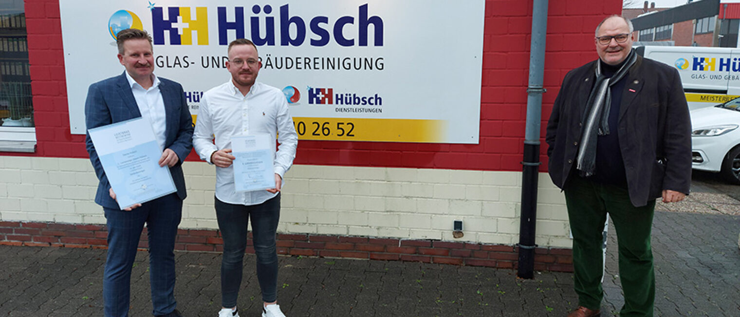 (v.l.) Handwerksunternehmer Oliver Hübsch, sein Sohn und NRW-Sieger Steven Hübsch und Präsident Peter Eul (v.l.) Handwerksunternehmer Oliver Hübsch, sein Sohn und NRW-Sieger Steven Hübsch und Präsident Peter Eul