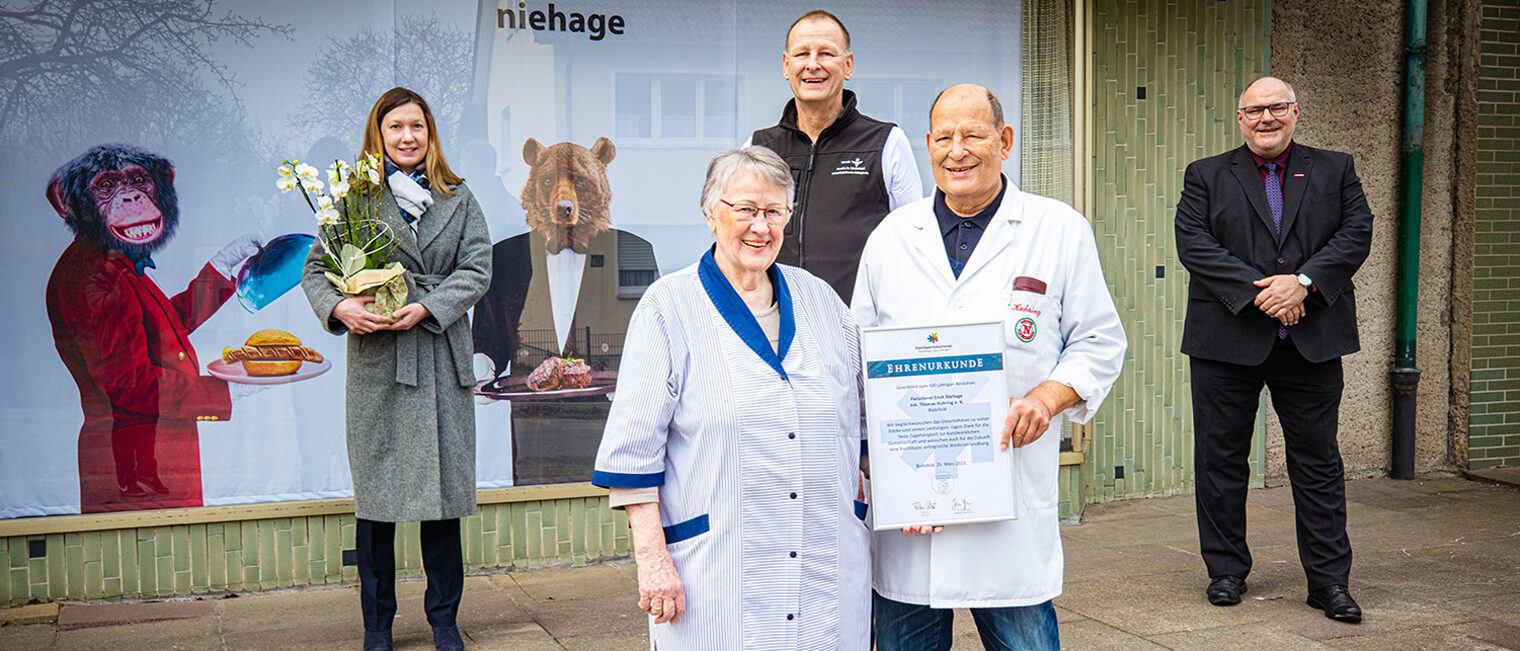Melanie Busch (links, Kreishandwerkerschaft) und Peter Eul (rechts, Handwerkskammer) gratulieren Fleischerei-Inhaber Thomas Kohring sowie seinen Eltern Rosemarie und Fritz zum Jubiläum Melanie Busch (links, Kreishandwerkerschaft) und Peter Eul (rechts, Handwerkskammer) gratulieren Fleischerei-Inhaber Thomas Kohring sowie seinen Eltern Rosemarie und Fritz zum Jubiläum