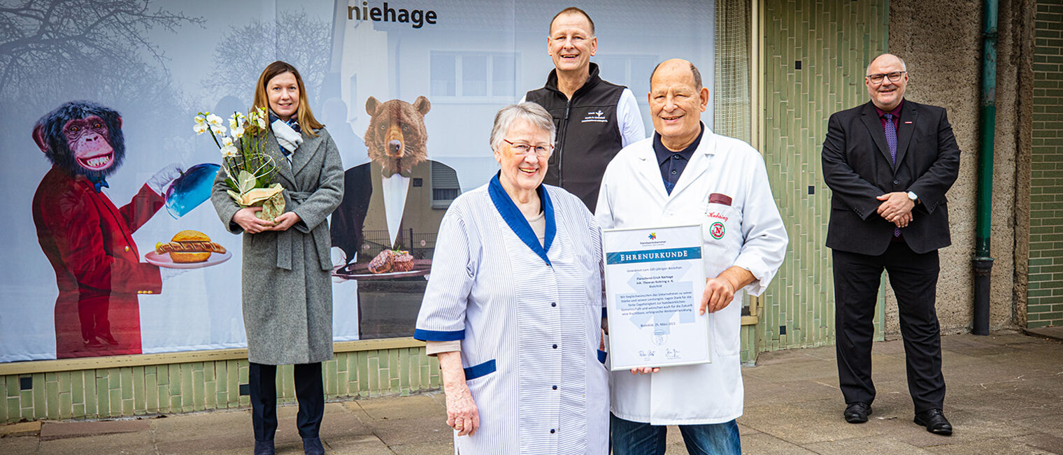 Melanie Busch (links, Kreishandwerkerschaft) und Peter Eul (rechts, Handwerkskammer) gratulieren Fleischerei-Inhaber Thomas Kohring sowie seinen Eltern Rosemarie und Fritz zum Jubiläum