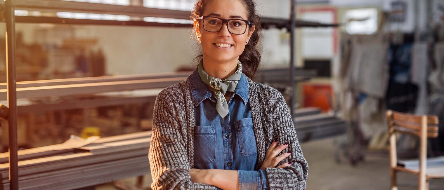 Strong confident middle aged woman engineer standing and looking at the camera at her workshop. Schlagwort(e): store, storehouse, portrait, online, worker, service, equipment, work, owner, designer, caucasian, industry, internet, occupation, digital, female, craft, business, technology, aged, metal, technician, workshop, computer, pretty, factory, smiling, notebook, engineer, industrial, mobile, steel, pad, manager, creative, tablet, people, happy, professional, repair, working, carpenter, young, check, wooden, job, design, woman