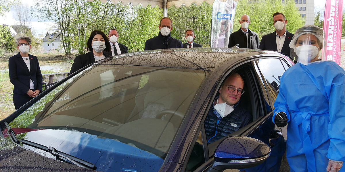 (v.l.) Ragna Köstner, Dr. Maribel Illig (beide Handwerkskammer), Stephan Darpe, Martin Uekmann (Stadtwerke), Martin Schiller (Darpe Bürotechnik), Rainer Müller (Stadtwerke), Dr. Jens Prager (Handwerkskammer), im Auto Maximilian Kotthaus und Testerin Thuy Gagelmann (v.l.) Ragna Köstner, Dr. Maribel Illig (beide Handwerkskammer), Stephan Darpe, Martin Uekmann (Stadtwerke), Martin Schiller (Darpe Bürotechnik), Rainer Müller (Stadtwerke), Dr. Jens Prager (Handwerkskammer), im Auto Maximilian Kotthaus und Testerin Thuy Gagelmann