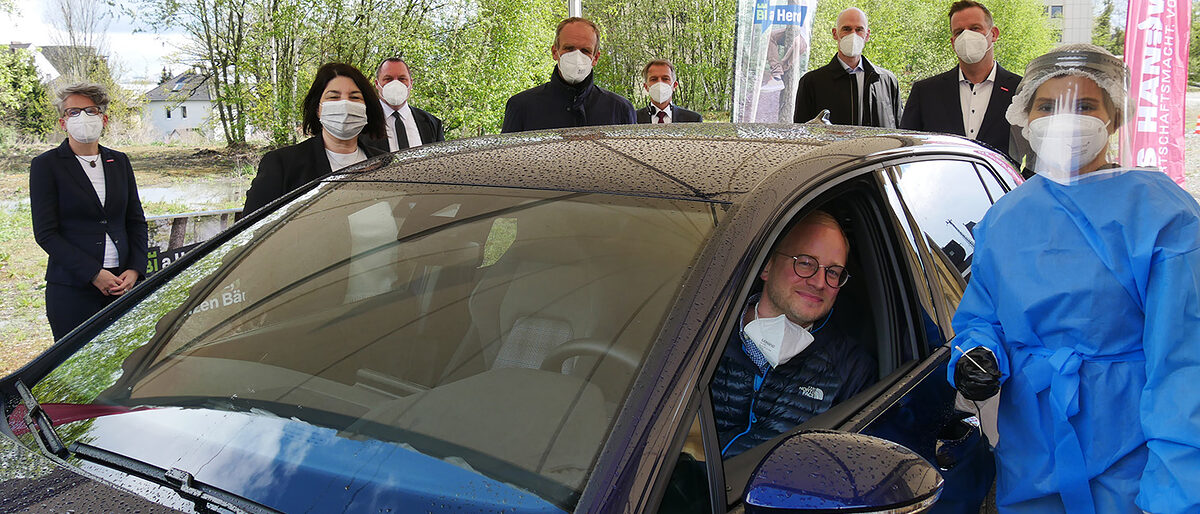 (v.l.) Ragna Köstner, Dr. Maribel Illig (beide Handwerkskammer), Stephan Darpe, Martin Uekmann (Stadtwerke), Martin Schiller (Darpe Bürotechnik), Rainer Müller (Stadtwerke), Dr. Jens Prager (Handwerkskammer), im Auto Maximilian Kotthaus und Testerin Thuy Gagelmann (v.l.) Ragna Köstner, Dr. Maribel Illig (beide Handwerkskammer), Stephan Darpe, Martin Uekmann (Stadtwerke), Martin Schiller (Darpe Bürotechnik), Rainer Müller (Stadtwerke), Dr. Jens Prager (Handwerkskammer), im Auto Maximilian Kotthaus und Testerin Thuy Gagelmann