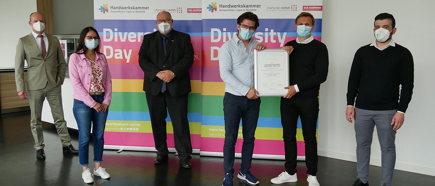 (v.l.) Carl-Christian Goll, Geschäftsbereichsleiter Berufsbildung der Handwerkskammer, Navneet Kaur, Auszubildende, Peter Eul, Präsident der Handwerkskammer, die Geschäftsführer Martin und Dr. Tim Hensel sowie Benaf Benaf, Auszubildender (v.l.) Carl-Christian Goll, Geschäftsbereichsleiter Berufsbildung der Handwerkskammer, Navneet Kaur, Auszubildende, Peter Eul, Präsident der Handwerkskammer, die Geschäftsführer Martin und Dr. Tim Hensel sowie Benaf Benaf, Auszubildender