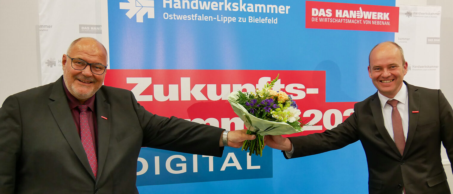 Präsident Peter Eul (l.) gratuliert dem neuen Geschäftsführer Carl-Christian Goll Präsident Peter Eul (l.) gratuliert dem neuen Geschäftsführer Carl-Christian Goll