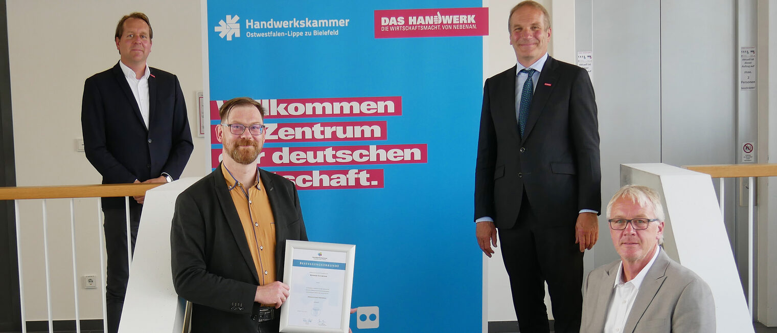 (v.l.) Mathias Steinbild, Leiter Wirtschaftsrecht der Handwerkskammer, Werner Eickmann, Sachverständiger, Heiner Dresrüsse, Vizepräsident der Handwerkskammer, und Klaus Gronemeier, Sachverständiger